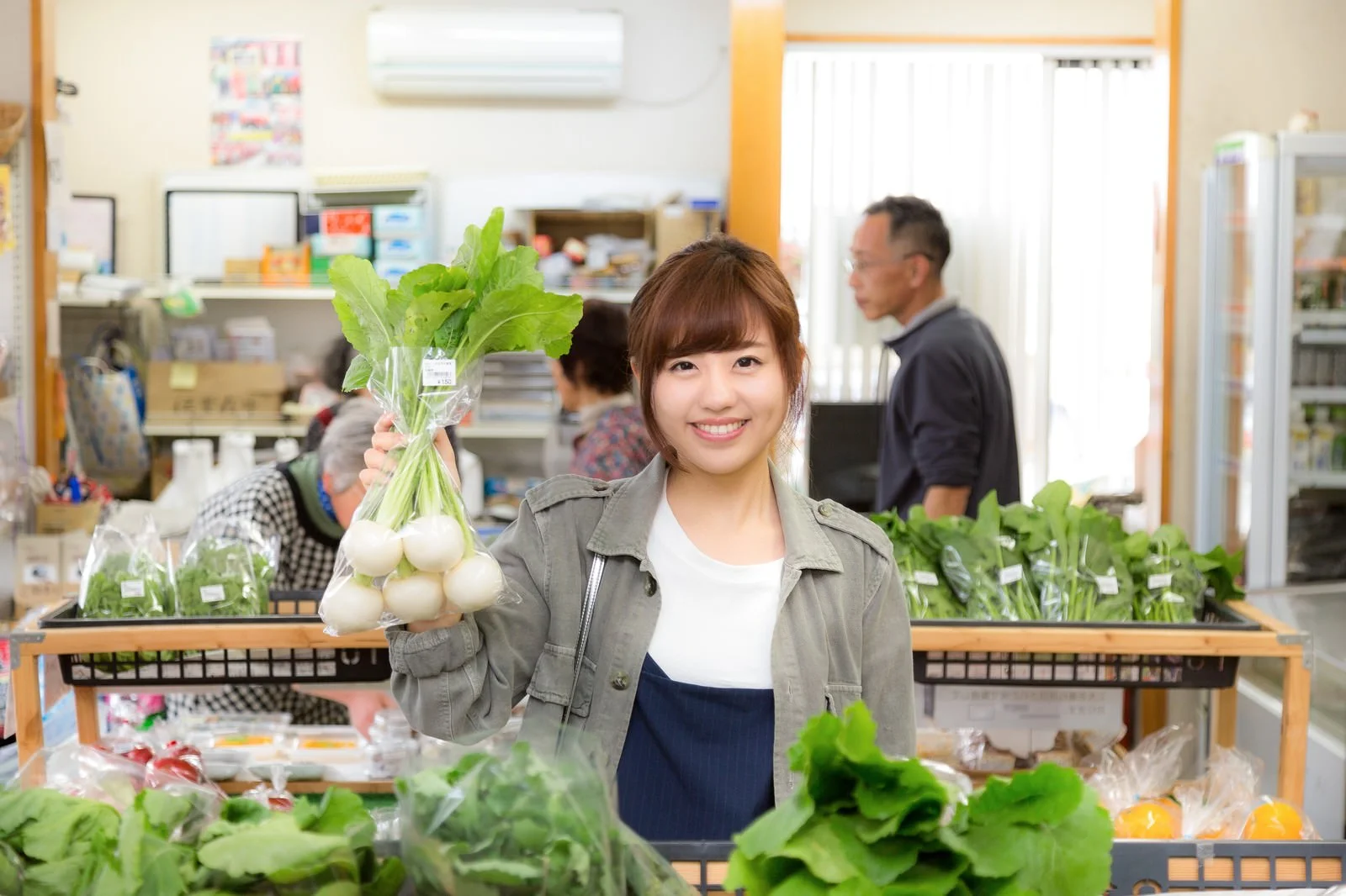 女性が野菜を選ぶ画像